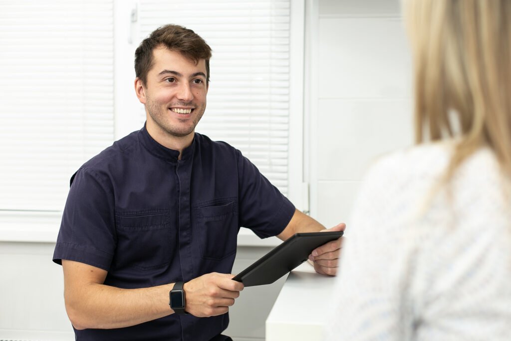 Dentist using digital marketing services